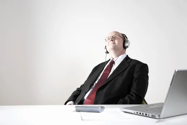 Geschäftsmann Mit Kopfhörern Entspannt Schreibtisch — Stockfoto