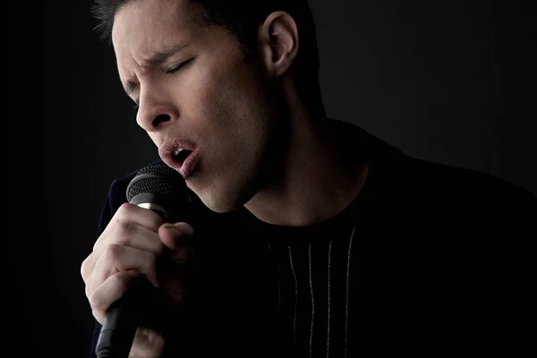 Giovane Uomo Che Canta Nel Microfono Primo Piano — Foto Stock