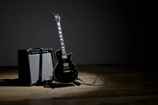 ステージ上のエレキギターとアンプ — ストック写真