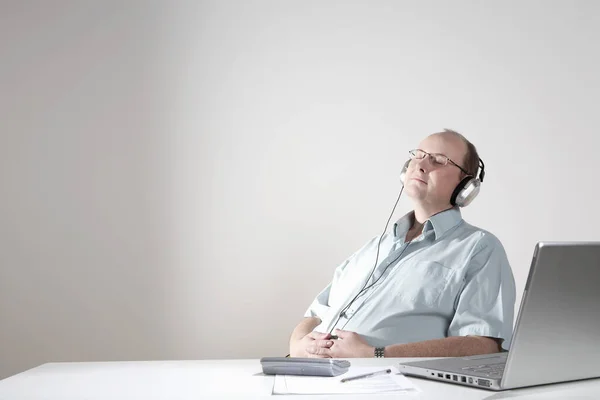 Empresário Com Fones Ouvido Relaxante Mesa — Fotografia de Stock