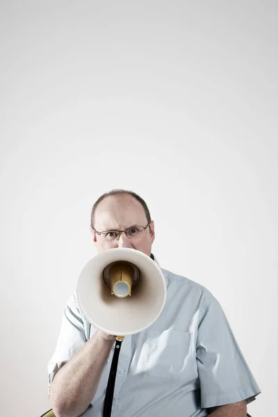 Hombre Hablando Través Megáfono — Foto de Stock