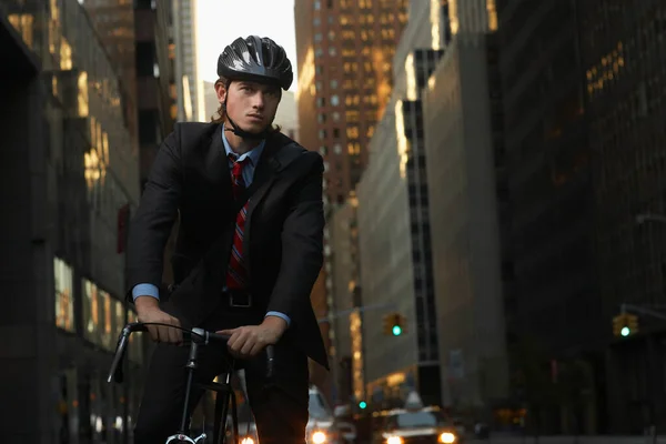 Man Står Cykel Gatan Porträtt — Stockfoto