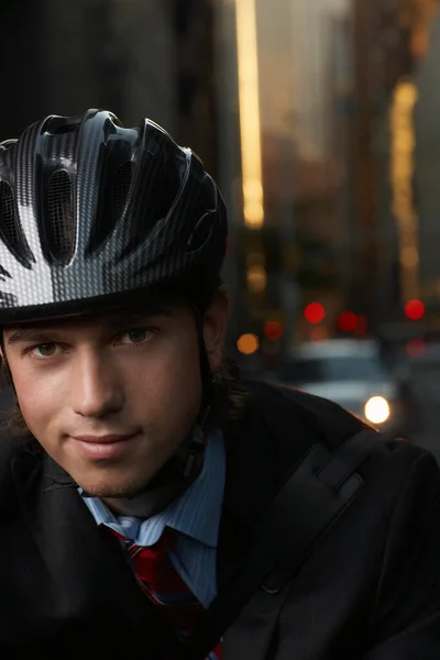 Homme Souriant Portant Casque Cyclisme Sur Portrait Gros Plan Rue — Photo