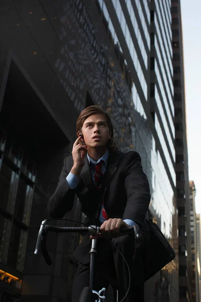 Man Standing Bicycle Street Talking Mobile Phone Low Angle View — Stock Photo, Image