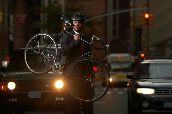 自転車の肖像画を持って路上に立つ男 — ストック写真