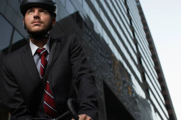 Mann Steht Mit Fahrrad Tiefsicht Auf Der Straße — Stockfoto