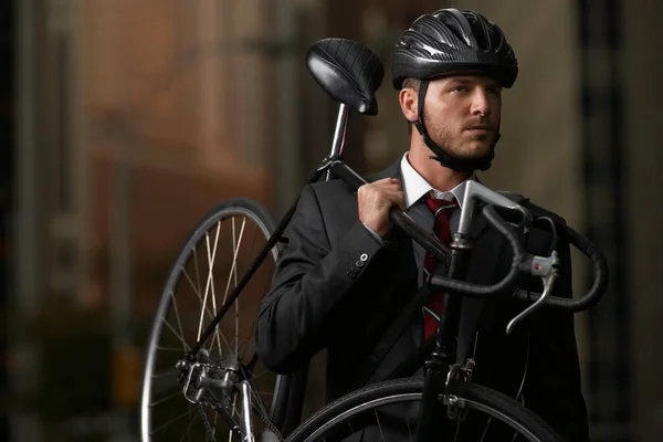 Mann Steht Mit Fahrrad Auf Straße — Stockfoto