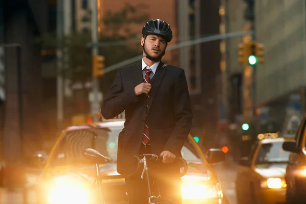 Man Står Cykel Gatan Porträtt — Stockfoto