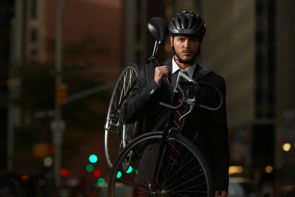 Homem Rua Carregando Retrato Bicicleta — Fotografia de Stock