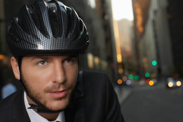 Uomo Che Indossa Casco Ciclismo Sulla Strada Ritratto Primo Piano — Foto Stock