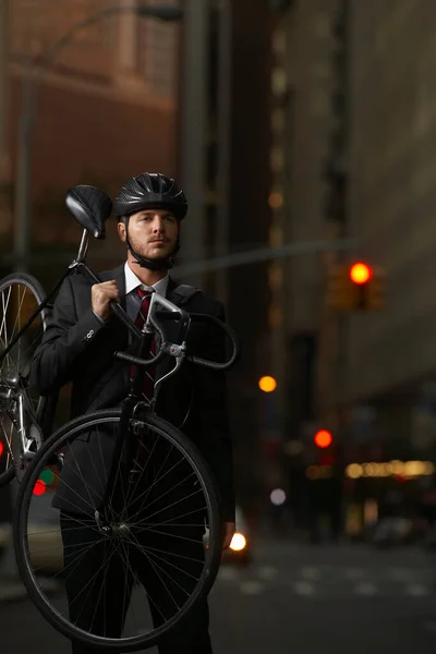 Человек Стоящий Улице Портретом Велосипедиста — стоковое фото