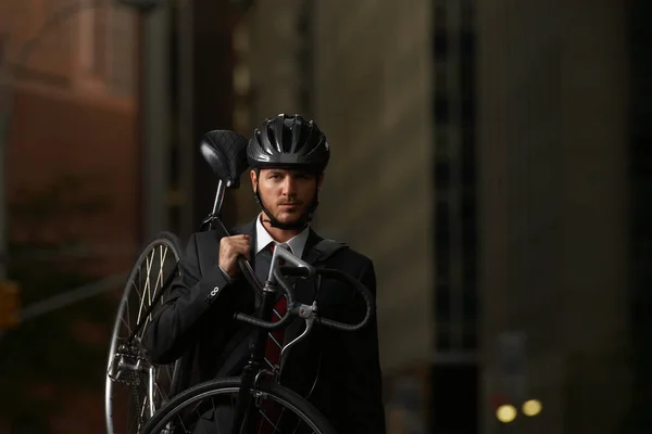 Mann Steht Mit Fahrrad Auf Straße — Stockfoto