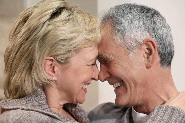 Paar Mittleren Alters Umarmt Sich Aus Nächster Nähe — Stockfoto