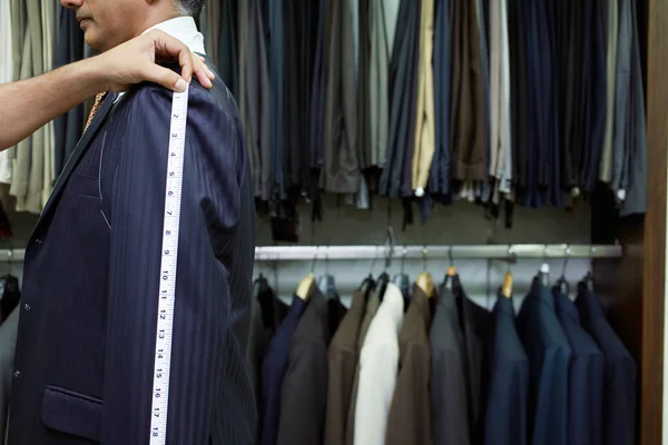 Tailor Measuring Business Man Για Προβολή Πλευρά Κοστούμι — Φωτογραφία Αρχείου