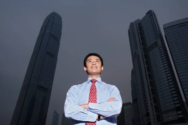 China Hongkonger Geschäftsmann Steht Vor Dem Gebäude Des Internationalen Finanzzentrums — Stockfoto