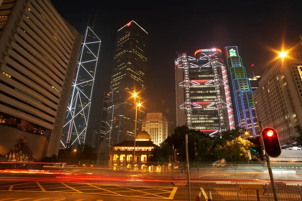 Čína Hong Kong Osvětlené Mrakodrapy Rozmazané Dopravy — Stock fotografie