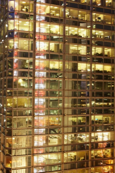 Beleuchtete Fassade Eines Bürogebäudes — Stockfoto