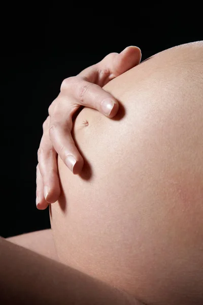 妊娠中の女性が腹部を閉じて — ストック写真
