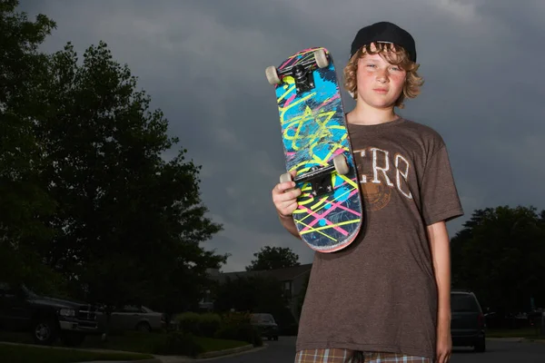 Tiener Jongen Houdt Skateboard Staande Straat Lage Hoek Uitzicht Portret — Stockfoto