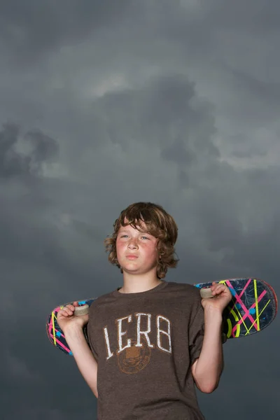 Tiener Jongen Houdt Skateboard Staande Tegen Hemel Lage Hoek Uitzicht — Stockfoto