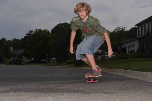 Εφηβικό Αγόρι Skateboarding Στο Δρόμο — Φωτογραφία Αρχείου