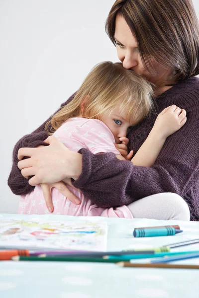 Madre Abrazando Besando Triste Hija — Foto de Stock