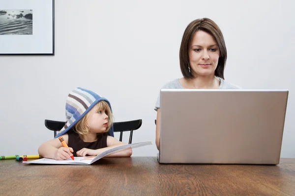 Meisje Assistente Moeder Met Laptop — Stockfoto