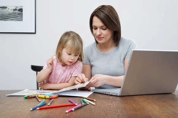 Mãe Filha Olhando Para Livro Colorir Laptop Aberto Mesa — Fotografia de Stock