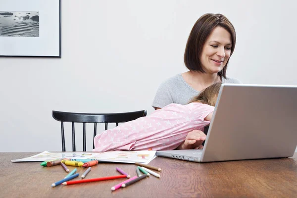Mor Som Använder Laptop Störs Dottern — Stockfoto