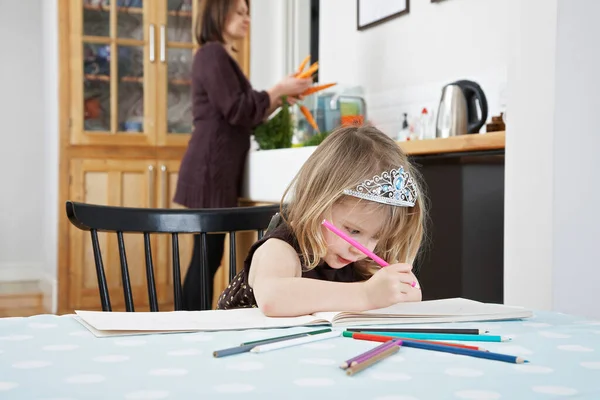 Girl Drawing Kitchen Mother Preparing Food Background — Stock Photo, Image