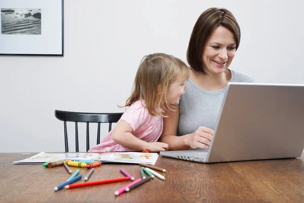 Mutter Sitzt Mit Tochter Tisch Und Lächelt Mit Laptop — Stockfoto