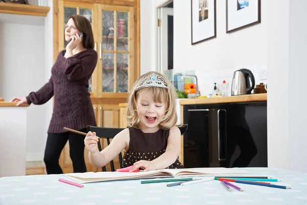 Spännande Flicka Rita Mamma Telefon Bakgrunden — Stockfoto