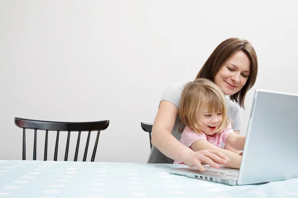 Meisje Zittend Moeders Schoot Spelend Met Laptop — Stockfoto
