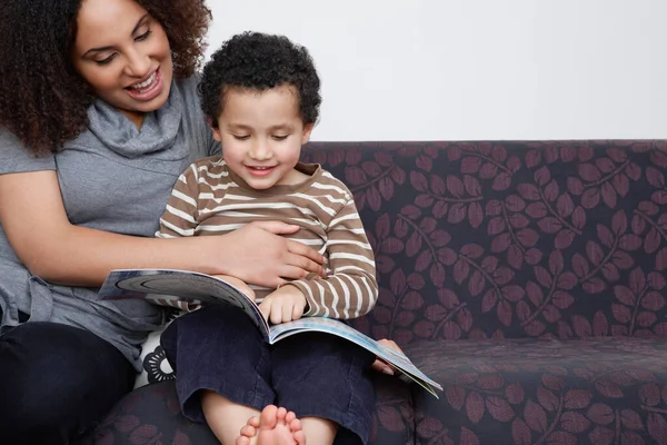 Livro Leitura Mãe Com Filho — Fotografia de Stock