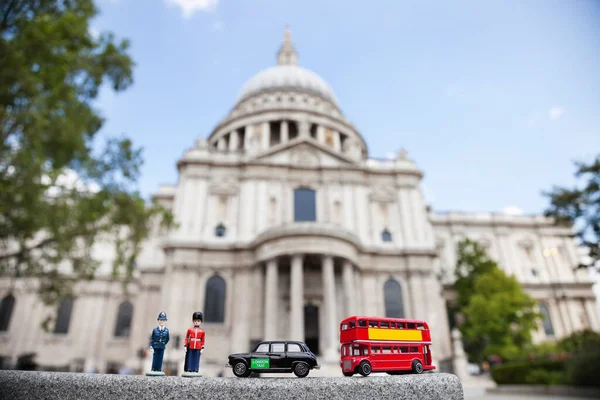 Beeldjes Van Londense Officieren Openbaar Vervoer Met Paul Cathedral Achtergrond — Stockfoto