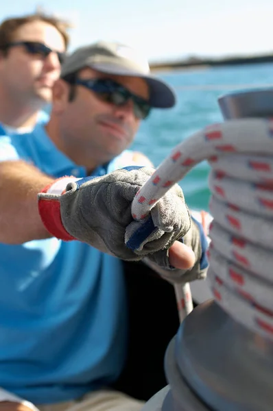 Matrose Justiert Seil Auf Boot — Stockfoto