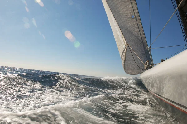 Barca Vela Sull Oceano Sfondo Paesaggio Naturale — Foto Stock