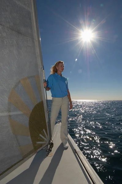 Femme Marin Sur Yacht Dans Océan — Photo