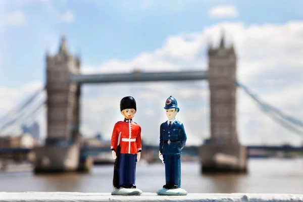 Figurinas Policial Guarda Fluxo Frio Com London Bridge Segundo Plano — Fotografia de Stock