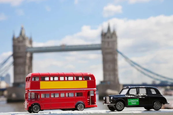 ロンドン橋を背景にした公共交通機関の人形のクローズアップ — ストック写真
