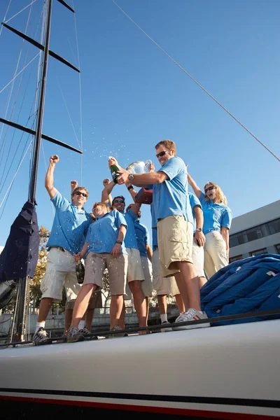 帆船で祝うセーリングチーム — ストック写真
