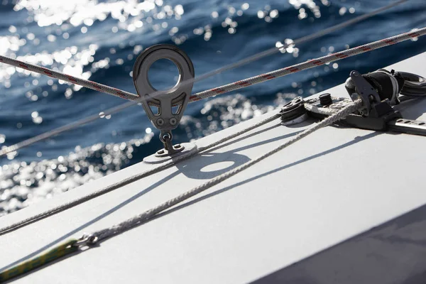 ヨットのクローズアップでロープウィンチ — ストック写真