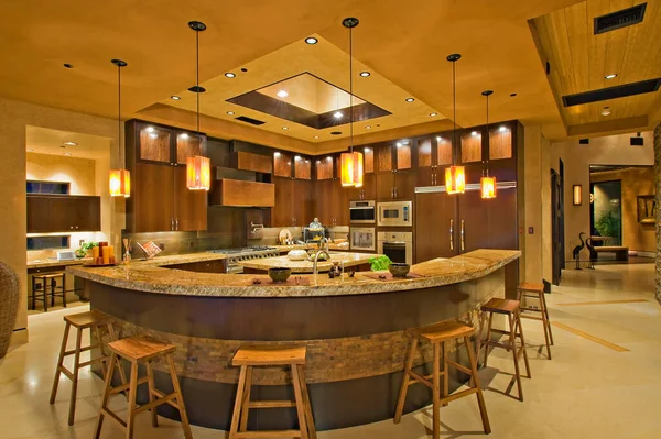 豪华住宅的现代化厨房柜台 — 图库照片