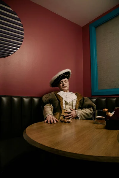 国王亨利八世在咖啡馆用餐后休息 — 图库照片