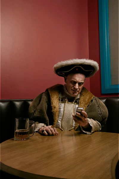 König Heinrich Viii Mit Handy Tisch — Stockfoto