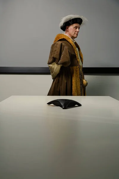 Βασιλιάς Ερρίκος Στέκεται Στην Αίθουσα Συνεδριάσεων — Φωτογραφία Αρχείου