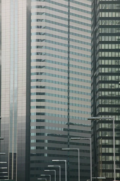 日本东京新宿办公大楼外景特写 — 图库照片