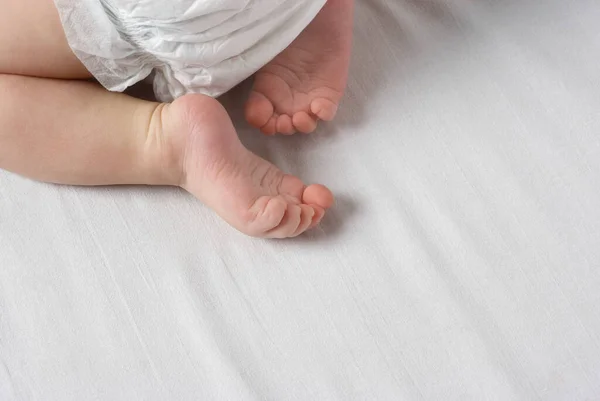 Μωρό Μήνες Κοντά Στα Πόδια — Φωτογραφία Αρχείου