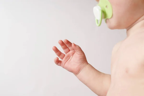 Bebé Meses Con Chupete Sección Media — Foto de Stock