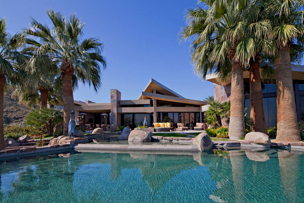 Бассейн перед усадьбой